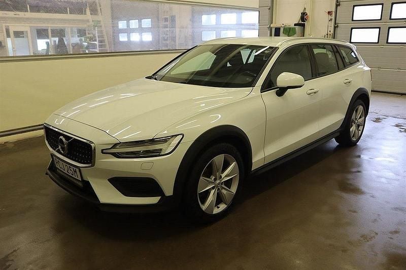 Vit Begagnad 2019 Volvo V60 CC Momentum Kombi | 262 000 kr (Lite dyr) - Bild 1/4