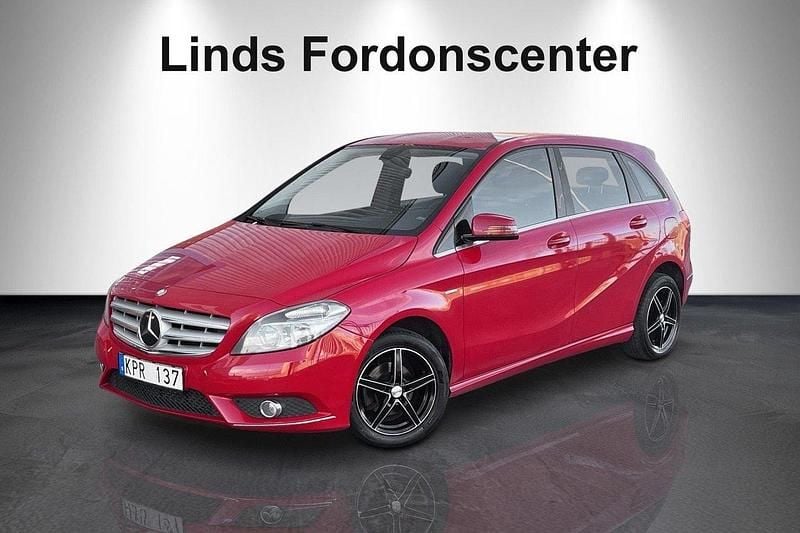 Röd Begagnad 2012 Mercedes B180 Minibuss | 56 000 kr (Marknadspris) - Bild 1/4