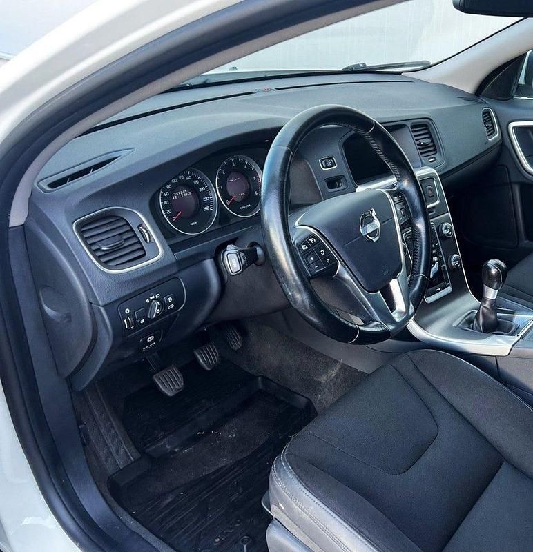 Begagnad Volvo V60 Momentum 116 HK (85 kW) 2011 Vit Kombi