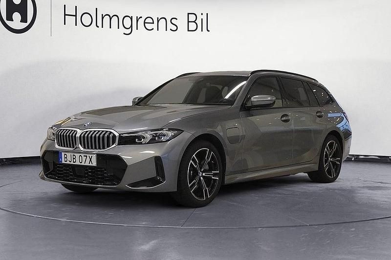 Grå Begagnad 2024 BMW 330e M Sport Kombi | 529 800 kr (Dyr) - Bild 1/4