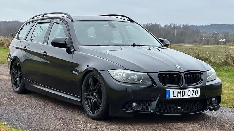 Svart Begagnad 2009 BMW 320 Comfort Edition Kombi | 54 900 kr (Marknadspris) - Bild 1/4