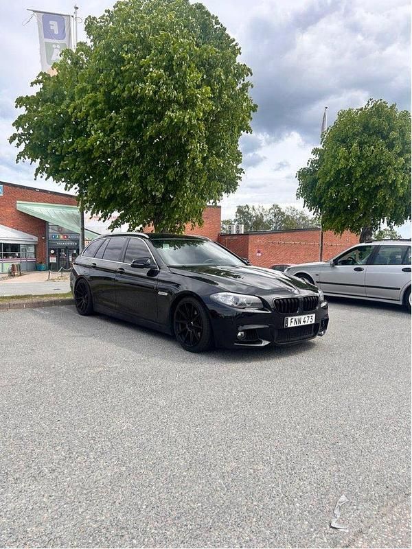 Svart Begagnad 2014 BMW 520 Kombi | 145 000 kr (Marknadspris) - Bild 1/3