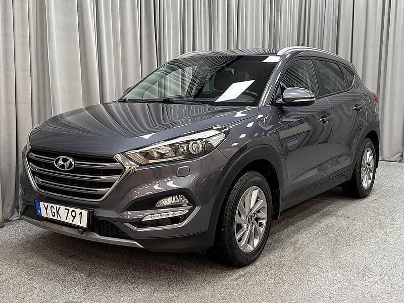 Mörkgrå (micron grey) Begagnad 2016 Hyundai Tucson SUV | 169 900 kr (Bra pris) - Bild 1/4