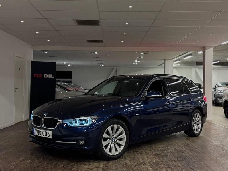 Blå Begagnad 2017 BMW 320 Sport Line Kombi | 209 900 kr (Marknadspris) - Bild 1/4