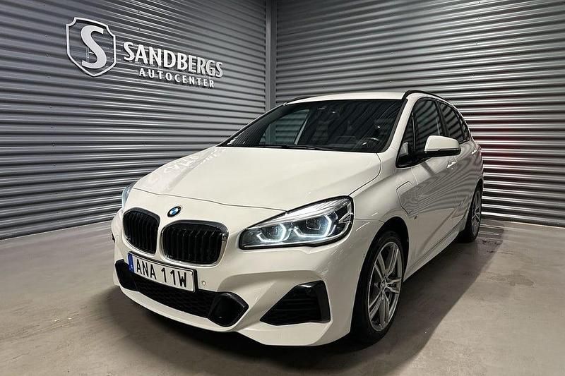 Vit Begagnad 2020 BMW 225 Active Tourer M Sport Minibuss | 209 500 kr - Bild 1/4