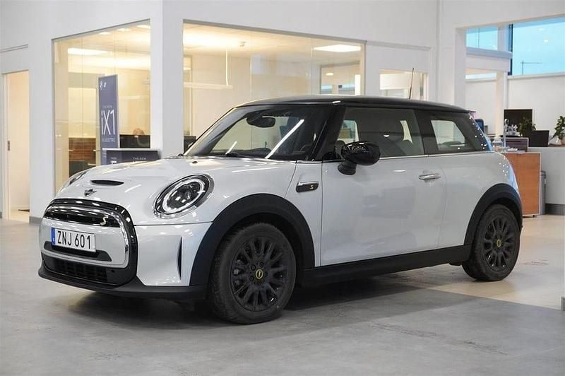 White silver metallic Begagnad 2022 Mini Cooper Essential Halvkombi | 209 500 kr (Marknadspris) - Bild 1/4