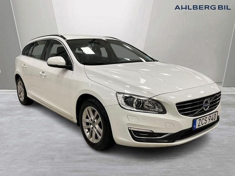 Vit Begagnad 2017 Volvo V60 Momentum Kombi | 159 500 kr (Superpris) - Bild 1/3