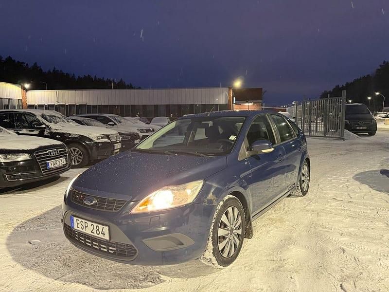 Blå Begagnad 2010 Ford Focus Halvkombi | 23 500 kr (Lite dyr) - Bild 1/4