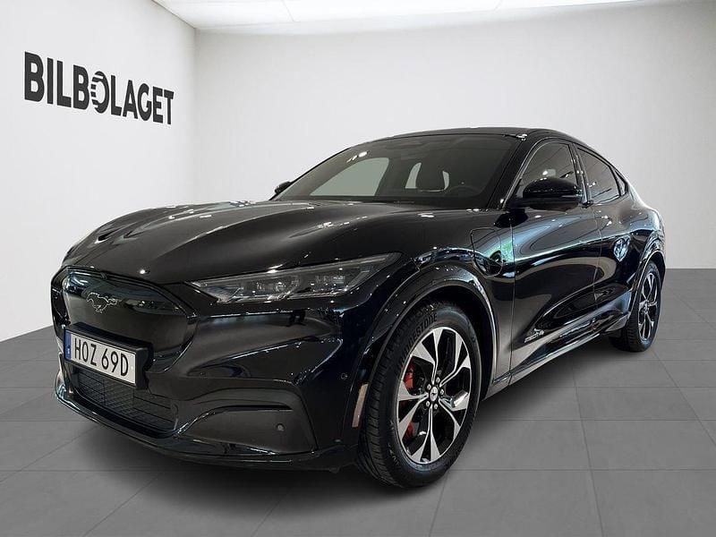 Svart Begagnad 2022 Ford Mustang Mach-E Standard Range SUV | 364 800 kr (Marknadspris) - Bild 1/4