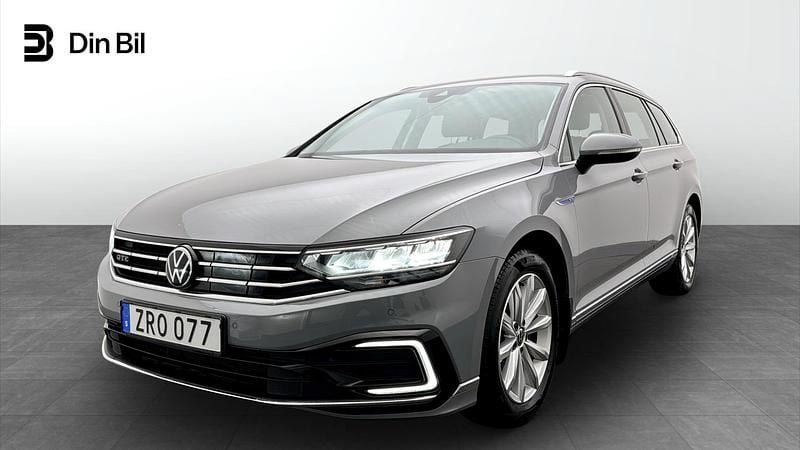 Grå Begagnad 2023 VW Passat GTE Kombi | 284 900 kr (Bra pris) - Bild 1/4