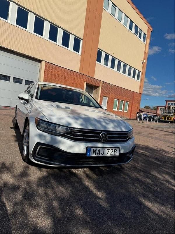 Vit Begagnad 2022 VW Passat GTE Kombi | 194 900 kr (Bra pris) - Bild 1/4