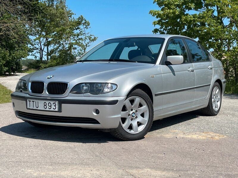 Ljusgrå Begagnad 2002 BMW 318 Sedan | 54 900 kr (Dyr) - Bild 1/4