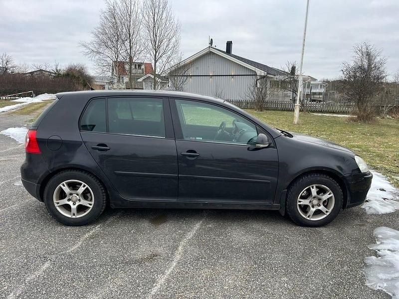 Begagnad VW Golf VI Design 105 HK (77 kW) 2008 Svart Halvkombi