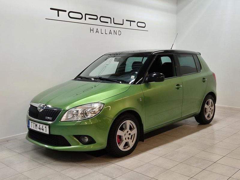 Grön Begagnad 2011 Skoda Fabia RS Halvkombi | 69 900 kr (Marknadspris) - Bild 1/4