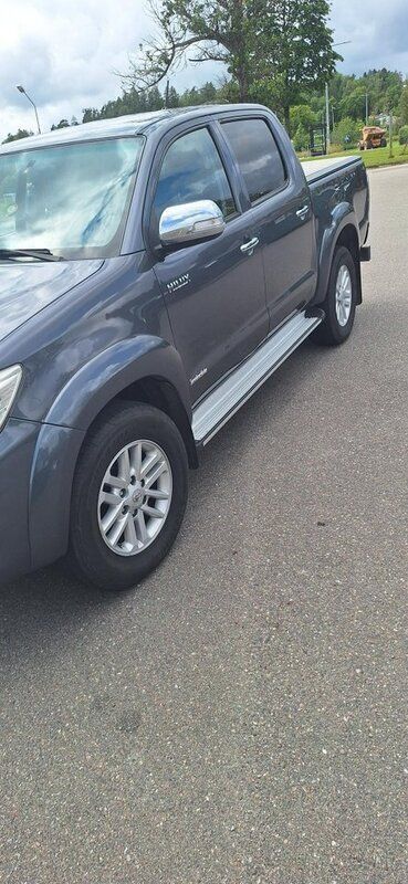 Grå Begagnad 2014 Toyota HiLux Pickup | 170 000 kr (Marknadspris) - Bild 1/4
