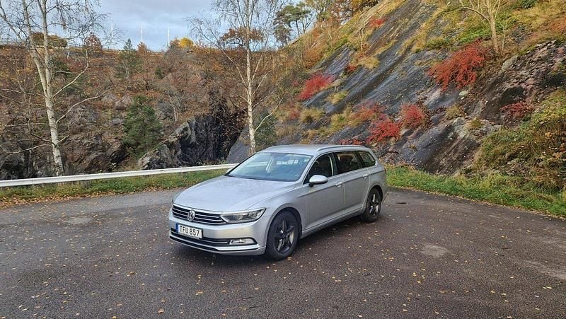 Silver Begagnad 2018 VW Passat Kombi | 165 000 kr (Superpris) - Bild 1/4