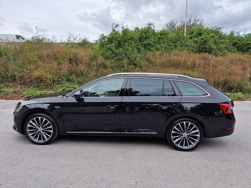 Svart Begagnad 2023 Skoda Superb Business Line Kombi | 350 000 kr (Marknadspris) - Bild 1/4