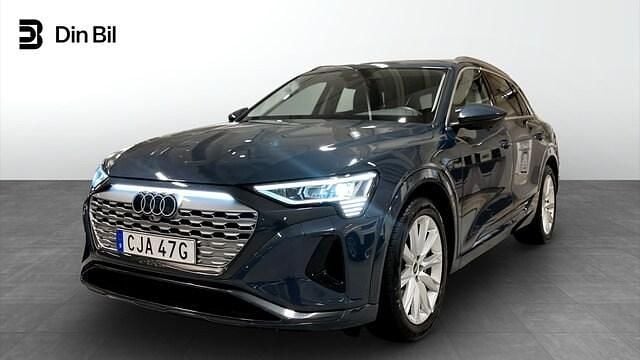 Blå Begagnad 2023 Audi Q8 e-tron Proline SUV | 649 000 kr (Superpris) - Bild 1/4