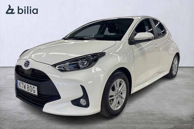 Vit Begagnad 2023 Toyota Yaris Hybrid Active Halvkombi | 214 900 kr (Bra pris) - Bild 1/3
