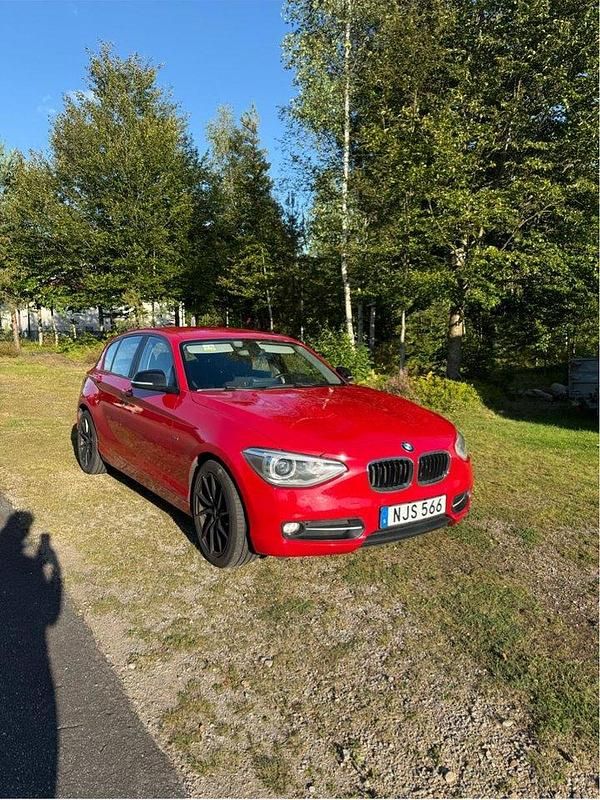 Röd Begagnad 2014 BMW 118 Sport Line Halvkombi | 104 000 kr (Marknadspris) - Bild 1/4