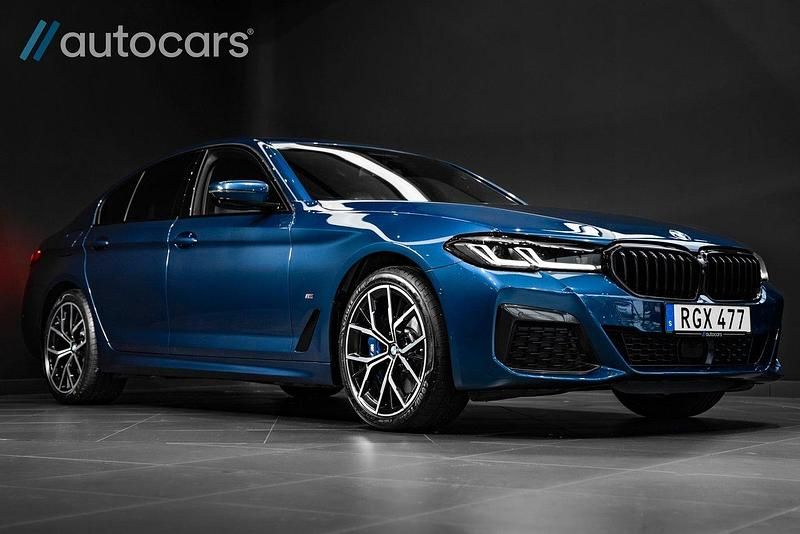 Blå Begagnad 2020 BMW 530e M Sport Sedan | 425 000 kr - Bild 1/4