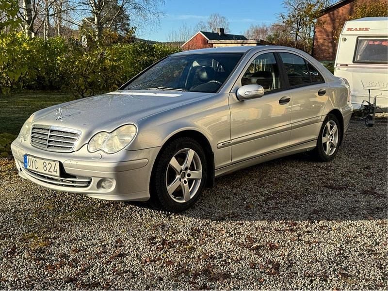 Silver Begagnad 2005 Mercedes C220 Sedan | 30 000 kr (Bra pris) - Bild 1/3