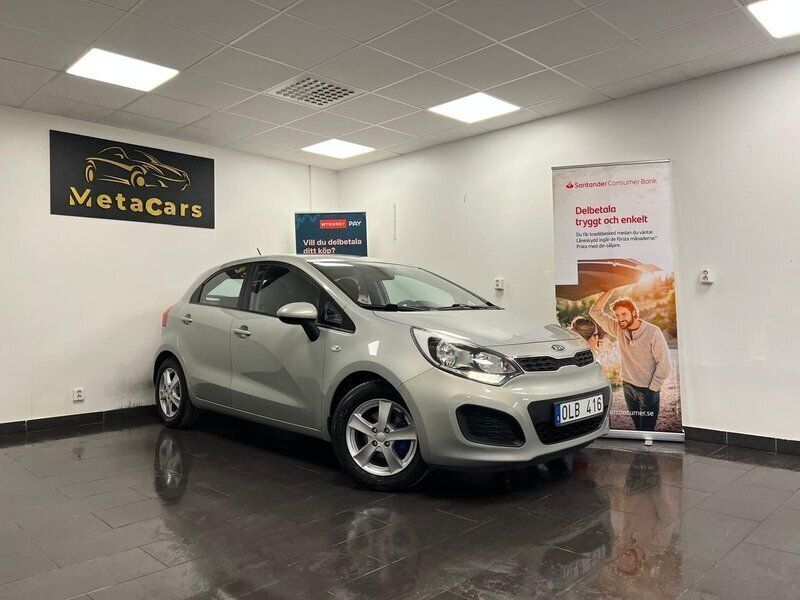 Ljusbrun (brun) Begagnad 2013 Kia Rio 4 Halvkombi | 65 000 kr (Marknadspris) - Bild 1/4