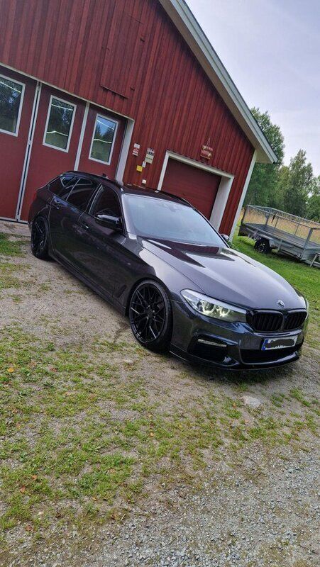 Grå Begagnad 2018 BMW 520 M Sport Kombi | 239 900 kr (Lite dyr) - Bild 1/4