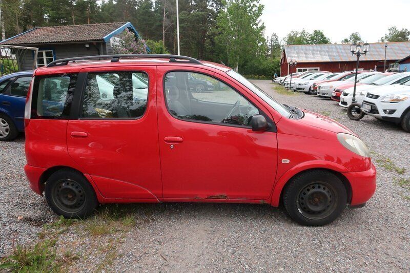 Röd Begagnad 1999 Toyota Yaris Verso Minibuss | 12 500 kr - Bild 1/4