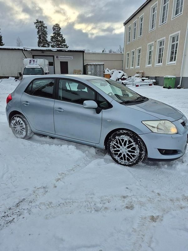 Begagnad Toyota Auris 124 HK (91 kW) 2008 Blå Halvkombi