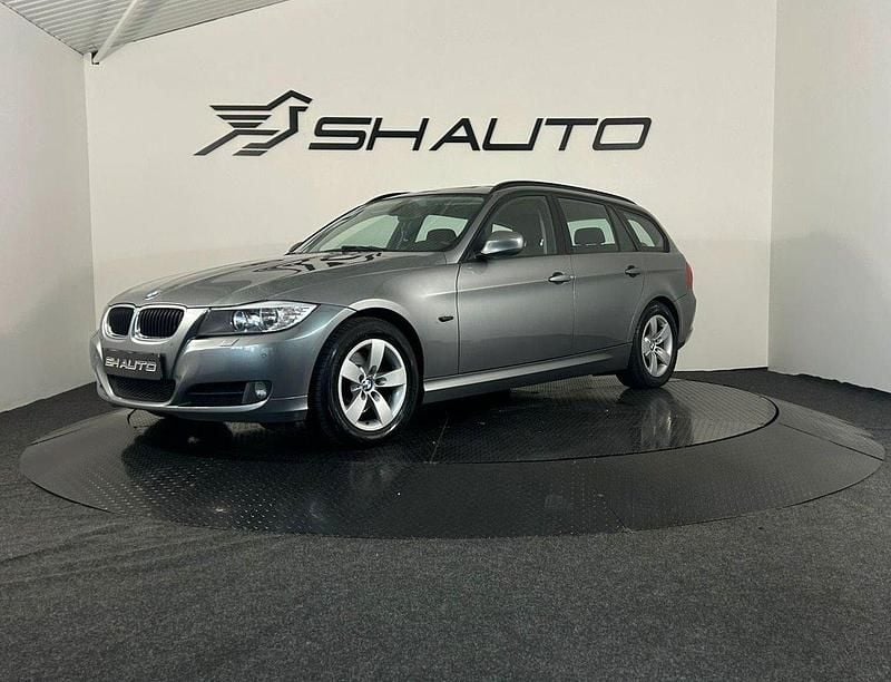 Grå Begagnad 2011 BMW 318 Comfort Edition Kombi | 69 900 kr (Marknadspris) - Bild 1/4