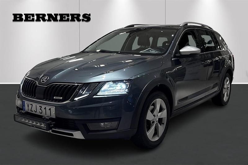 Grå Begagnad 2018 Skoda Octavia Scout Kombi | 209 900 kr (Superpris) - Bild 1/4