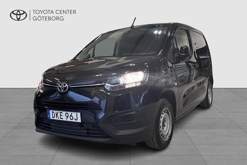 Svart Begagnad 2022 Toyota Proace City City Minibuss | 139 900 kr (Marknadspris) - Bild 1/4