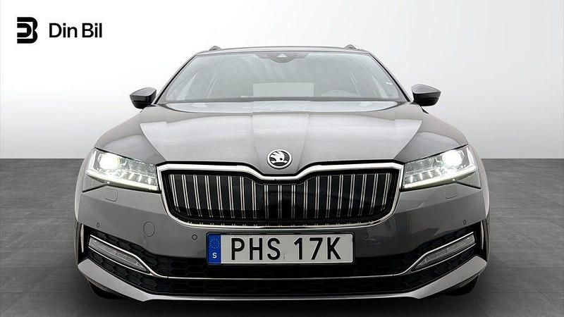 Begagnad Skoda Superb LAURIN & KLEMENT 156 HK (114 kW) 2022 Grå Kombi