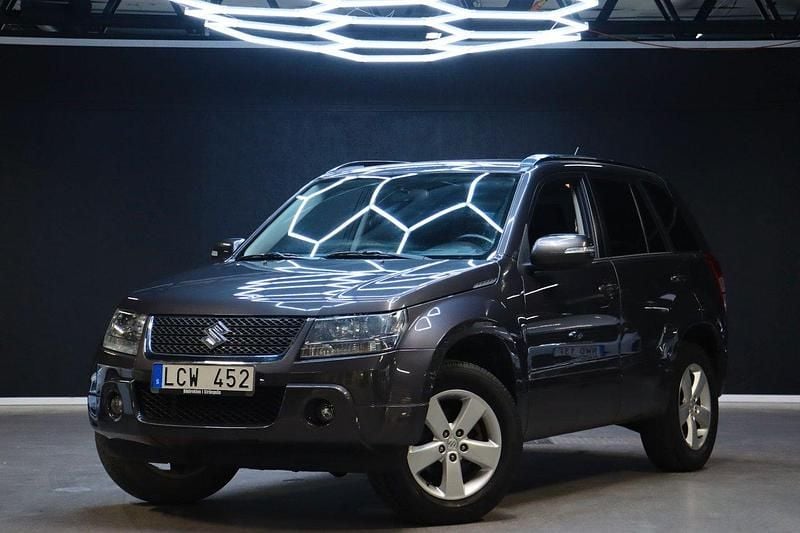 Grå Begagnad 2011 Suzuki Grand Vitara SUV | 119 900 kr (Dyr) - Bild 1/4