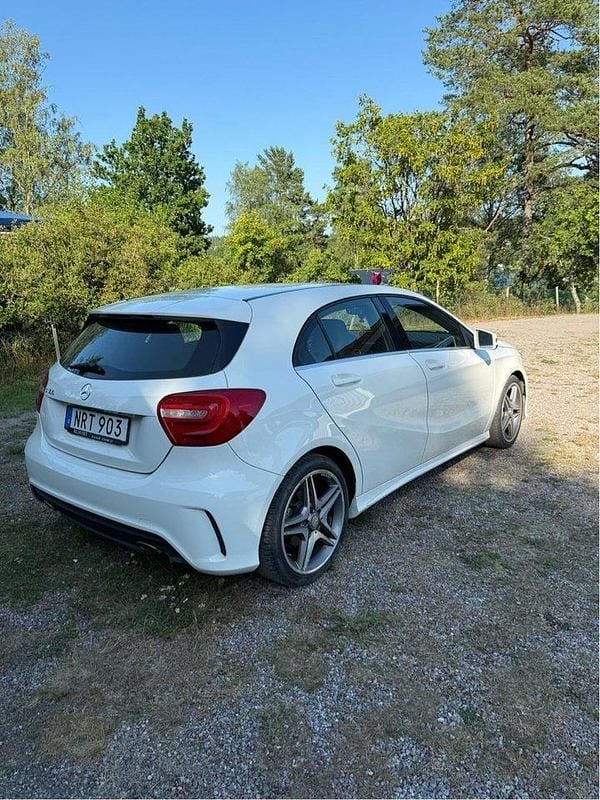 Vit Begagnad 2015 Mercedes A180 AMG line Halvkombi | 120 000 kr (Marknadspris) - Bild 1/4
