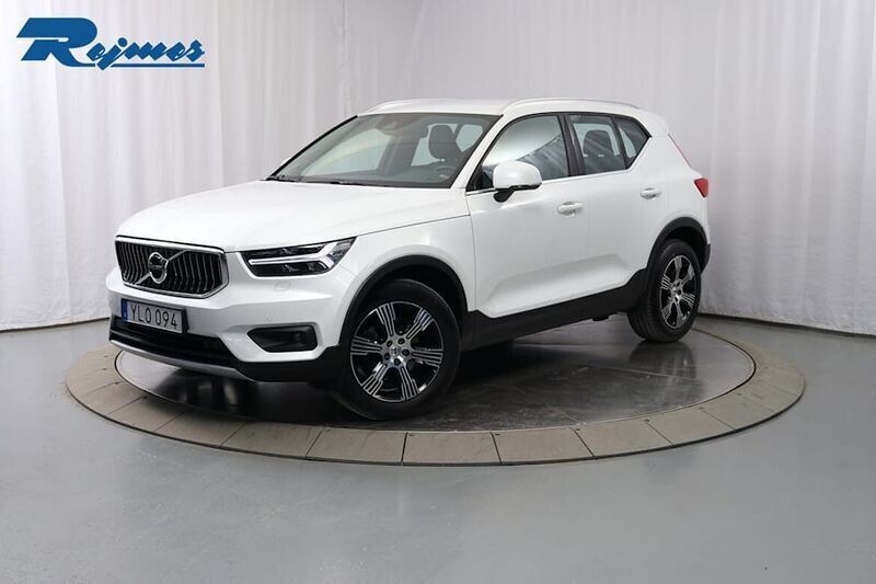 Vit (crystal vit metallic) Begagnad 2018 Volvo XC40 Inscription SUV | 269 800 kr (Bra pris) - Bild 1/4