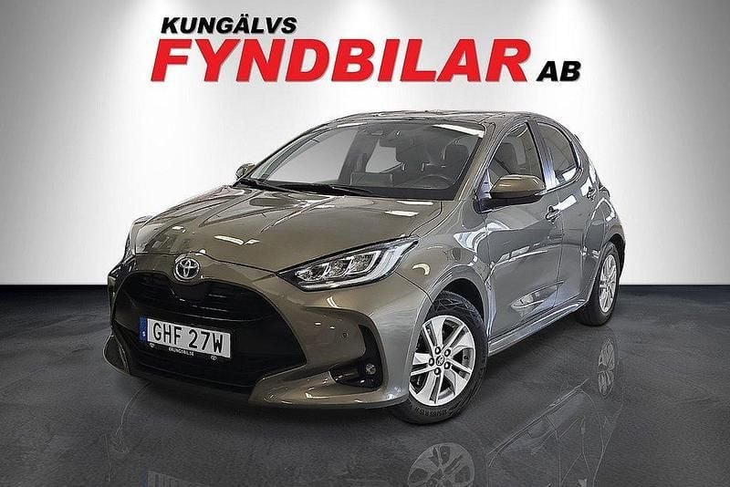 Grön Begagnad 2021 Toyota Yaris Active Halvkombi | 199 900 kr (Marknadspris) - Bild 1/4