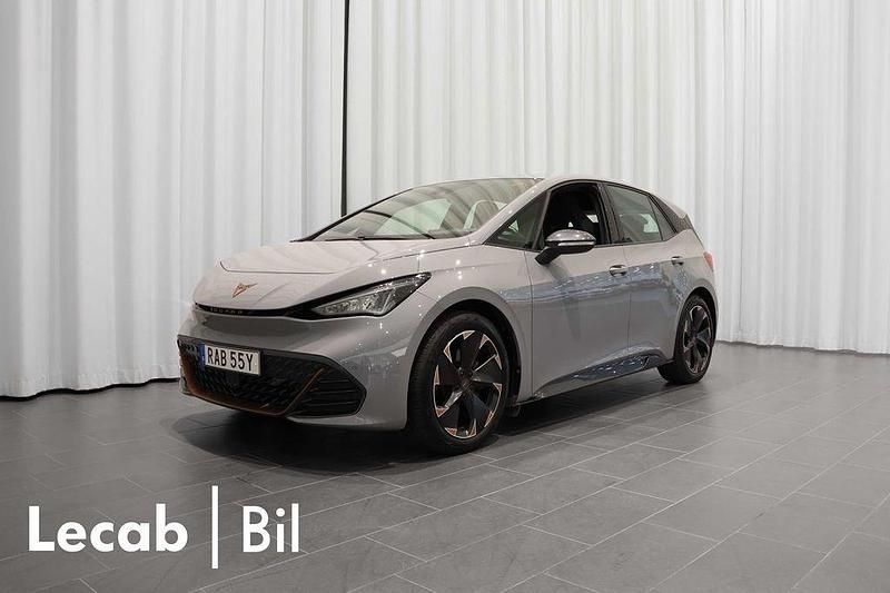 Ljusgrå (vapor grey) Begagnad 2023 Cupra Born Halvkombi | 259 500 kr (Marknadspris) - Bild 1/4