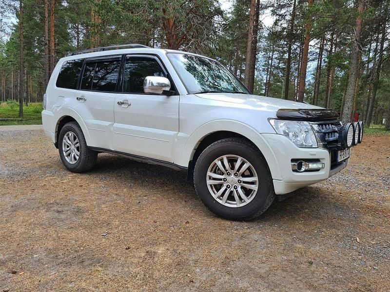Vit Begagnad 2015 Mitsubishi Pajero SUV | 250 000 kr (Lite dyr) - Bild 1/4