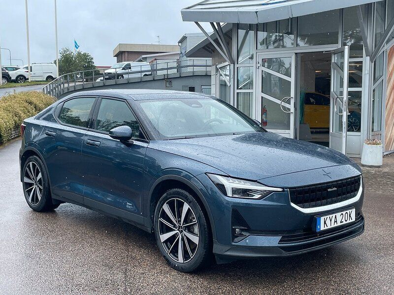 Mörkblå Begagnad 2021 Polestar 2 Plus Sedan | 309 900 kr (Marknadspris) - Bild 1/4
