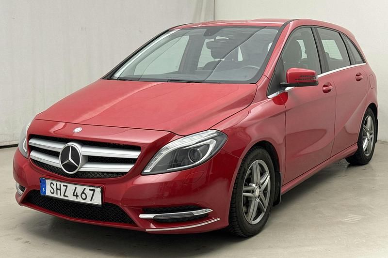 Röd Begagnad 2014 Mercedes B180 Minibuss | 110 000 kr (Marknadspris) - Bild 1/4