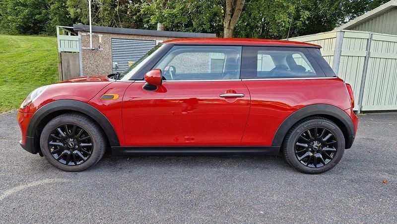 Röd Begagnad 2016 Mini ONE Pepper Halvkombi | 109 000 kr (Marknadspris) - Bild 1/4