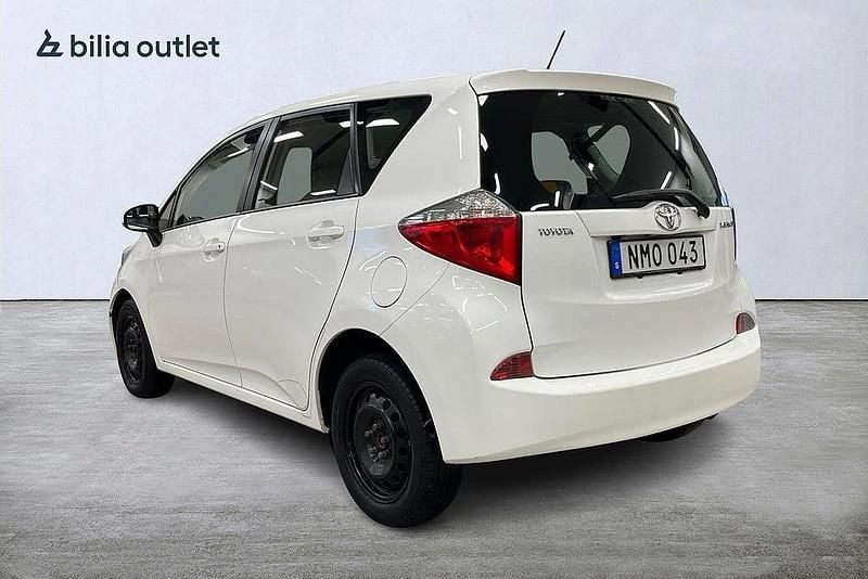 Begagnad Toyota Verso-S Multidrive S 99 HK (72 kW) 2013 Vit Minibuss