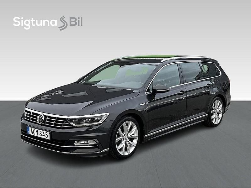 Mörkgrå (grå) Begagnad 2018 VW Passat R-line Kombi | 199 900 kr (Bra pris) - Bild 1/3