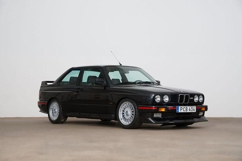 Begagnad BMW M3 194 HK (142 kW) 1987 Svart Sedan
