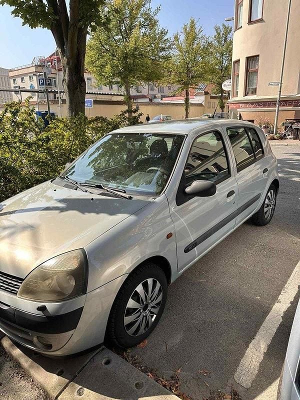 Grå Begagnad 2003 Renault Clio II Expression Halvkombi | 12 000 kr (Bra pris) - Bild 1/3