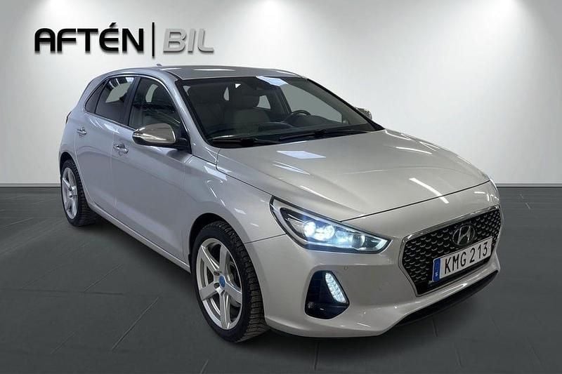 Begagnad Hyundai i30 Comfort 140 HK (102 kW) 2017 Silver Halvkombi
