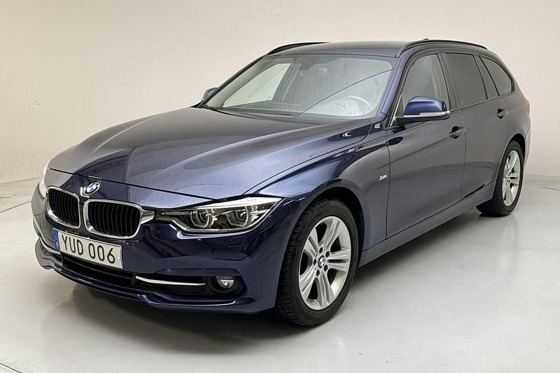 Blå Begagnad 2018 BMW 320 Sport Line Kombi | 199 800 kr (Bra pris) - Bild 1/4