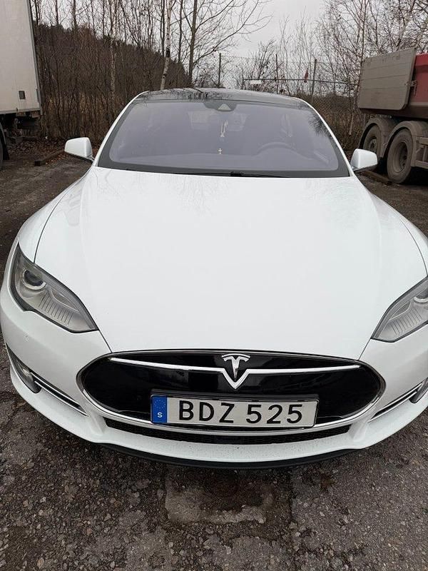 Vit Begagnad 2015 Tesla Model S Halvkombi | 229 998 kr (Marknadspris) - Bild 1/4